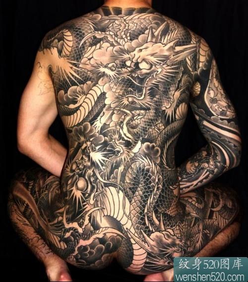 男性后满身霸气的黑龙纹身作品