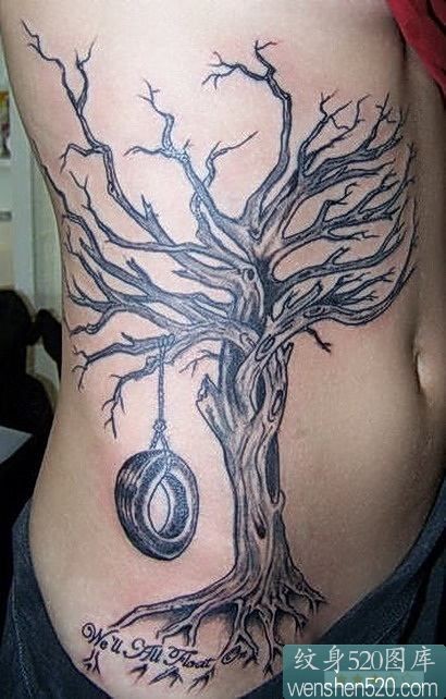 腰部枯树和轮胎个性的纹身作品