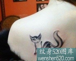 左后肩部的小清新黑白小狐狸纹身图