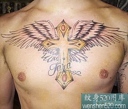 胸前好看的彩色十字架和翅膀纹身图