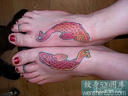 适合双鱼座人的脚部两只红色鲤鱼纹身