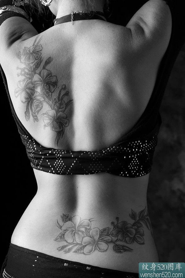 女性后背腰部好看的黑白纹身