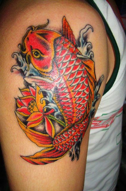 男士上臂红色大鲤鱼纹身图案