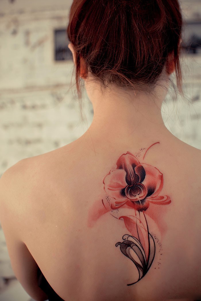 创意粉色花朵后背纹身图案