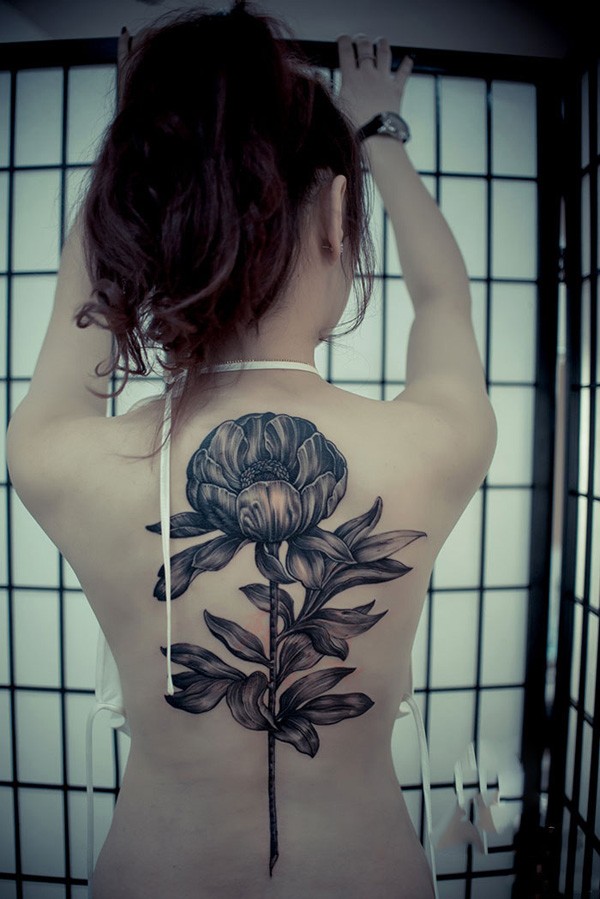 美女后背个性花朵时尚纹身图案