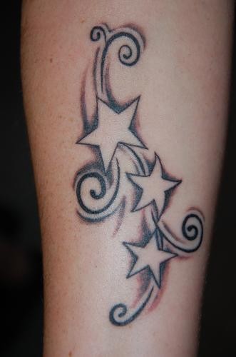 手臂上一款星星纹身