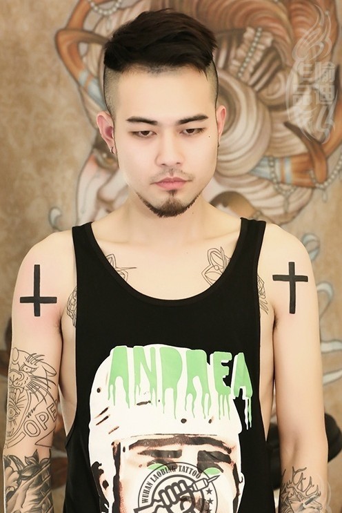 个性型男手臂简易十字架纹身图案