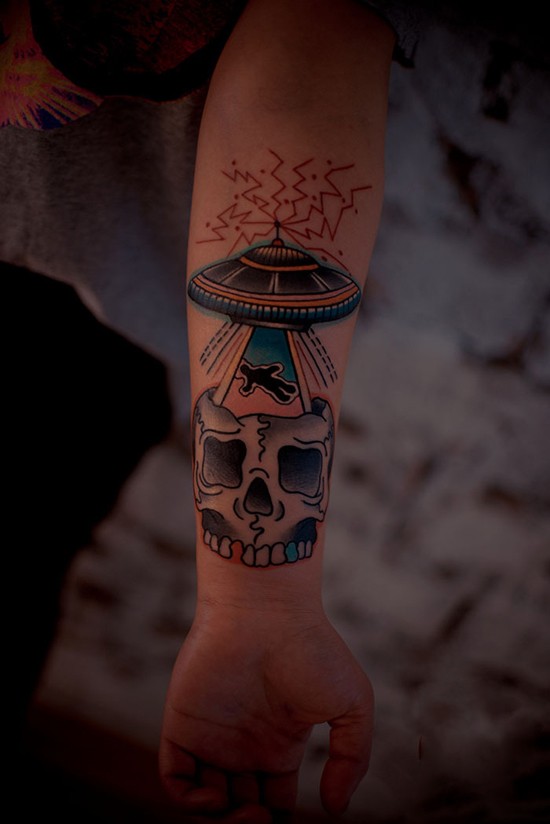 个性飞碟骷髅手臂纹身图案