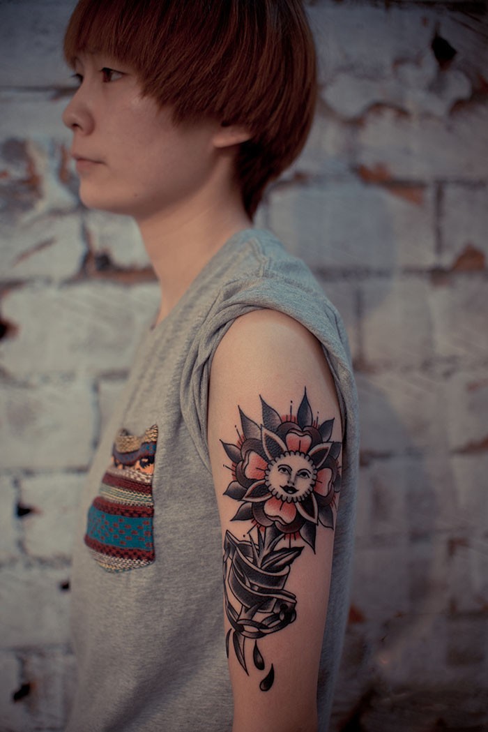 个性太阳花手臂纹身图案