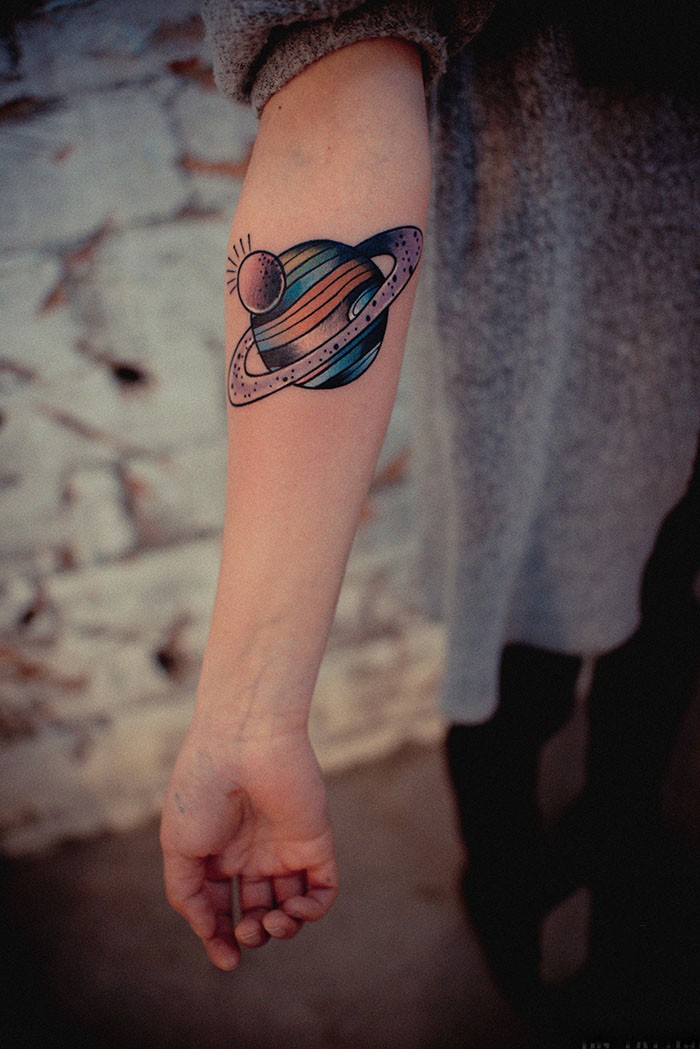 个性宇宙星球手臂纹身图案