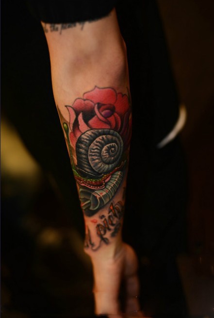 个性蜗牛手臂纹身图案
