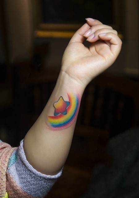 个性彩虹星星手臂纹身图案