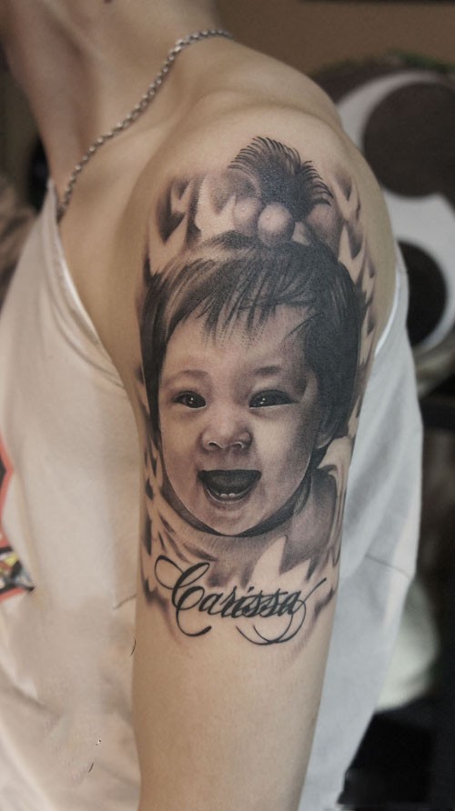 男生手臂可爱宝宝肖像纹身图案