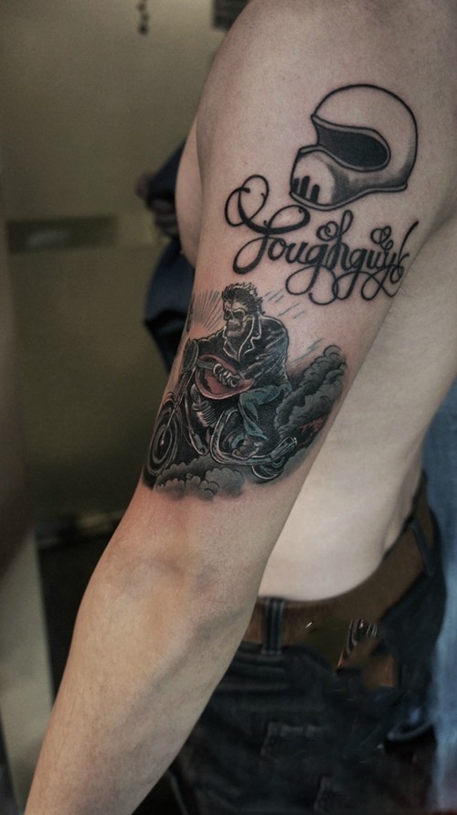 个性摩托车骷髅人手臂纹身图案