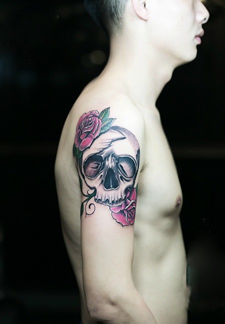男生手臂玫瑰骷髅时尚纹身图案