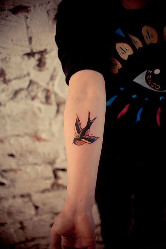 彩色小燕子手臂纹身图案