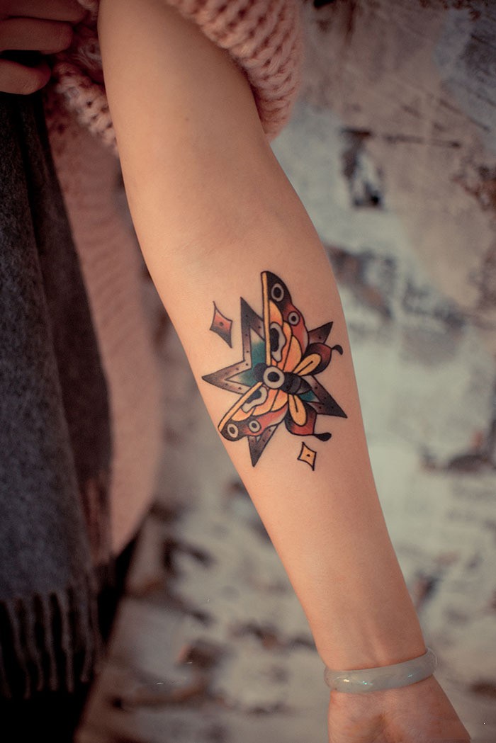 彩色蝴蝶手臂纹身图案