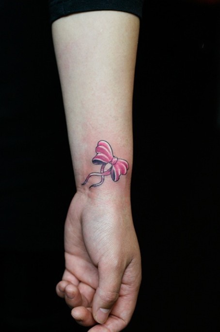 粉色小蝴蝶结手腕纹身图案