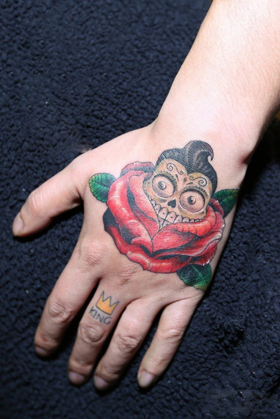 彩色骷髅玫瑰手臂纹身图案