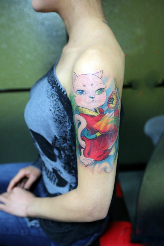女生手臂穿红袍的猫纹身图案