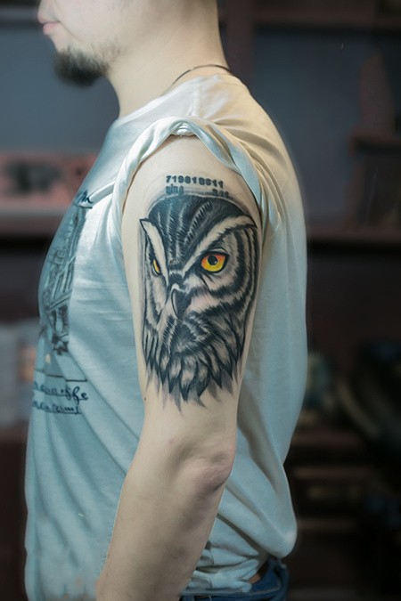 手臂鹰头像个性纹身图案