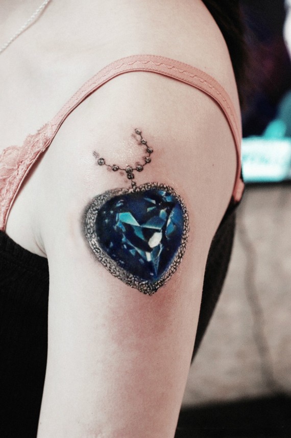 美丽蓝宝石手臂时尚纹身图案
