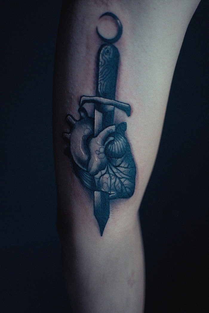 手臂剑刺心脏个性纹身图案