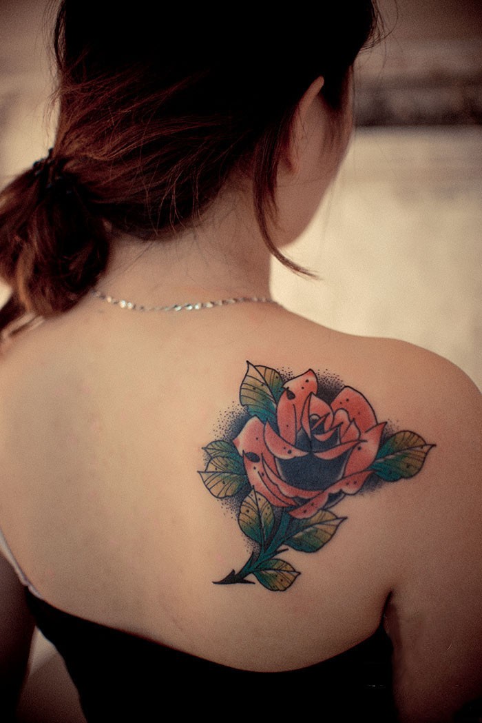 美女香肩玫瑰花时尚纹身图案
