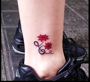 脚上美丽的小花纹身图案