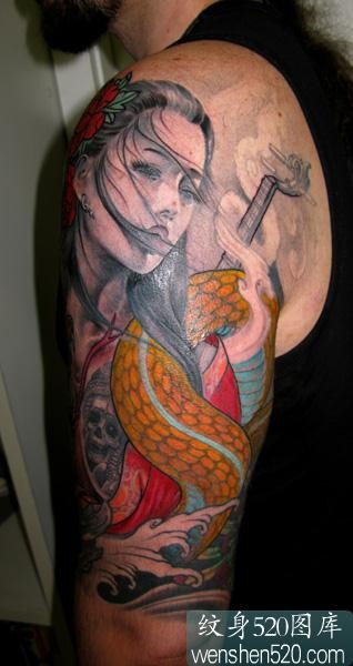 欧美美女蛇纹身图案
