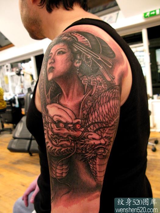 大臂日本美女与龙纹身图案
