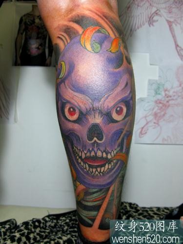 小腿紫色骷髅纹身图案
