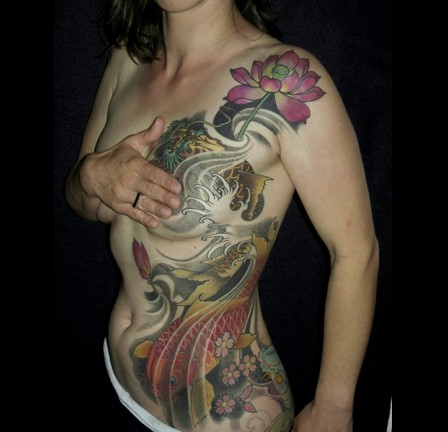 美女超漂亮的腰部鲤鱼纹身图案