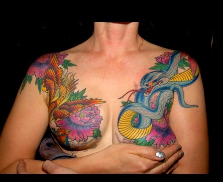 美女胸口蛇和牡丹花纹身图案
