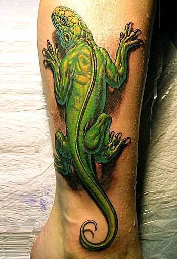 3D纹身：腿部一只绿色的蜥蜴纹身图案