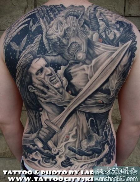 一款满背纹身，战士和恶魔的对战