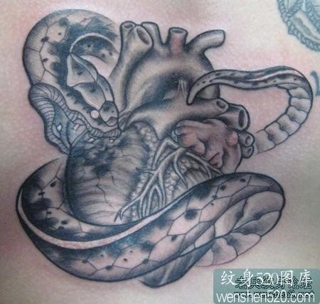 武汉纹身学校：超酷的蛇缠心脏文身图案图片