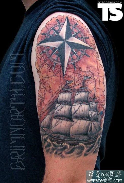大臂上一款精细的帆船指南针纹身图案