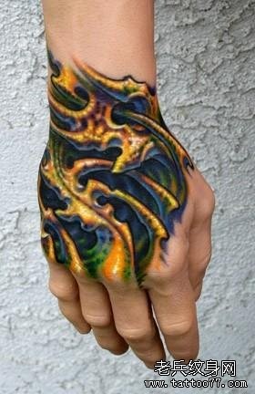 手背上一款彩色3D纹身图案