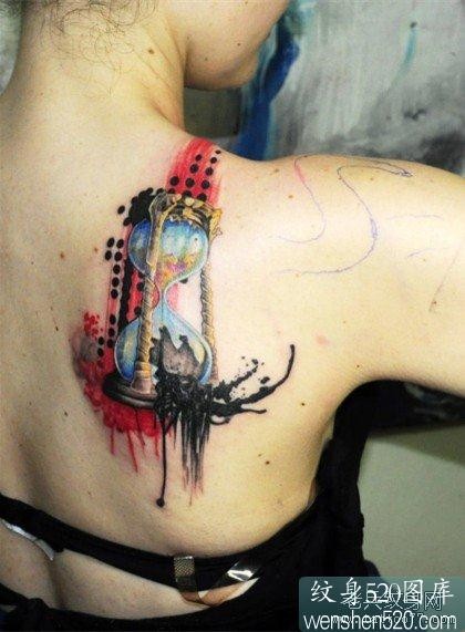 美女后背上一款个性沙漏纹身作品
