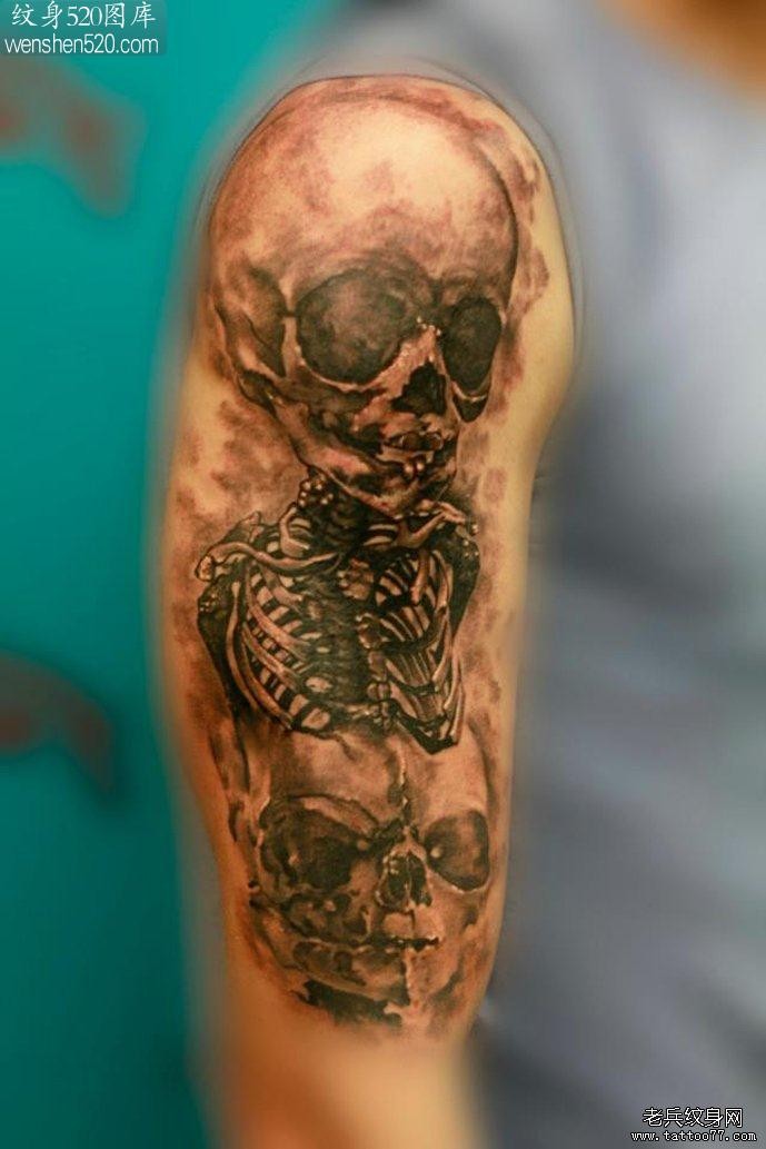 大臂上的一张骷髅纹身图案