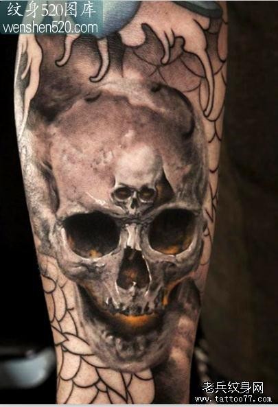 小臂上一张个性恐怖的骷髅头纹身作品