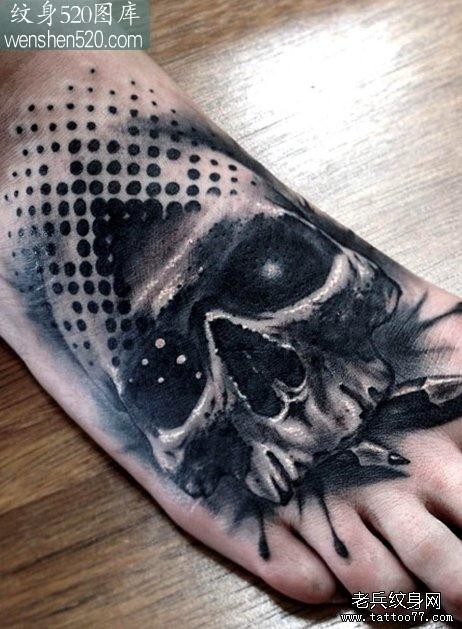 纹身图库推荐一张脚背上的一张个性骷髅纹身图案