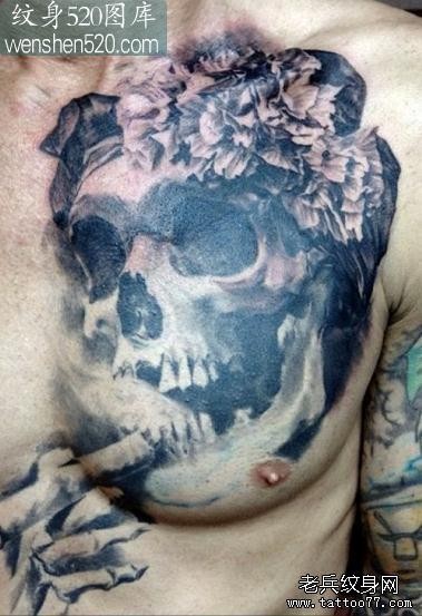 胸口上一张个性骷髅纹身图案