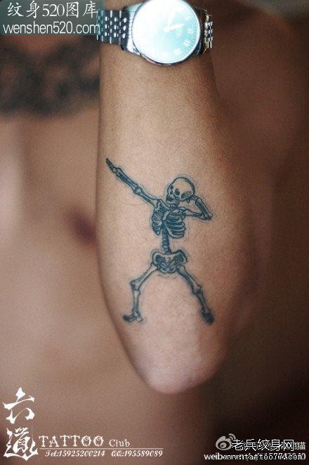 手臂潮流时尚的一张小骷髅纹身图案