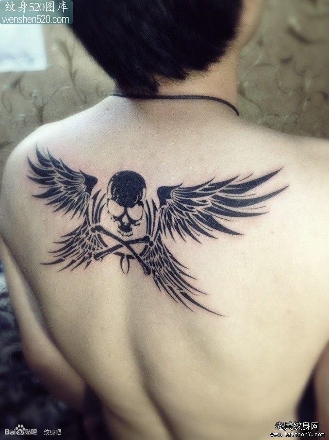 后背一张好看的骷髅翅膀纹身作品