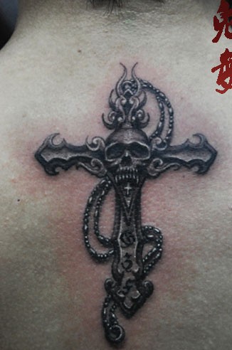 帅气潮流的十字架骷髅纹身图案
