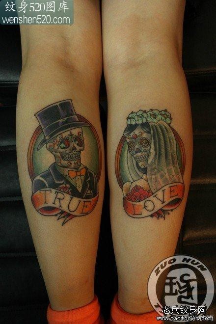 女生腿部一张时尚经典的骷髅夫妻纹身图案