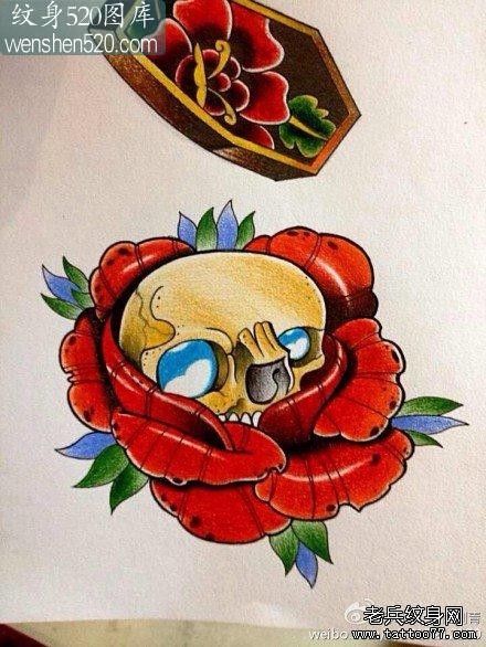 一张小巧潮流的骷髅玫瑰花纹身图案