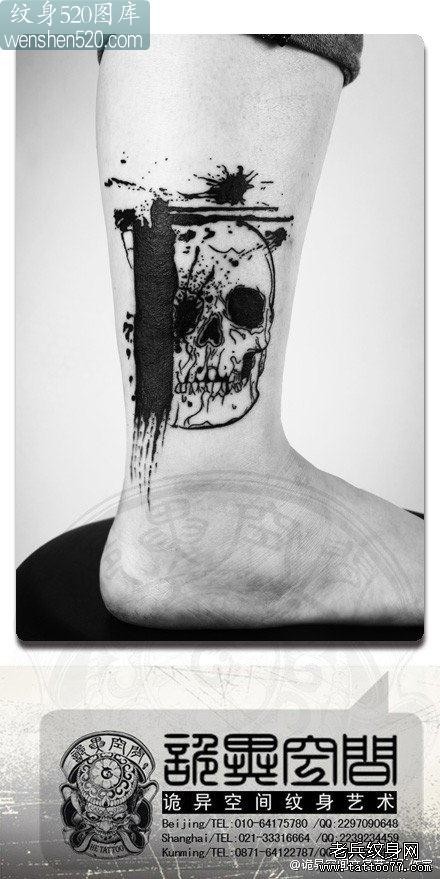 腿部潮流帅气的骷髅纹身图案